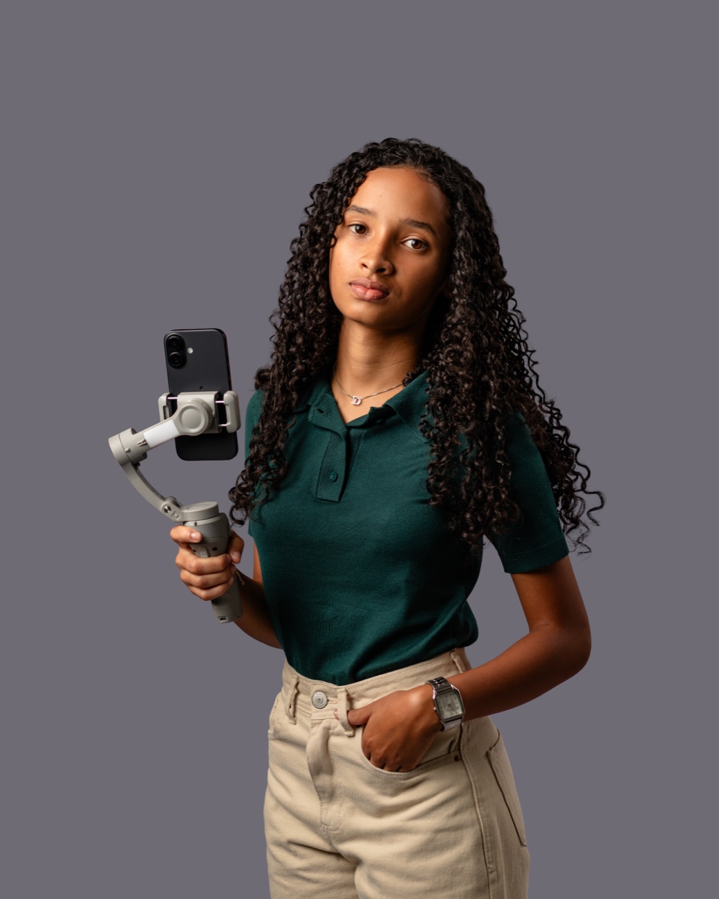 Laiury Dias, videomaker, segurando um estabilizador com celular